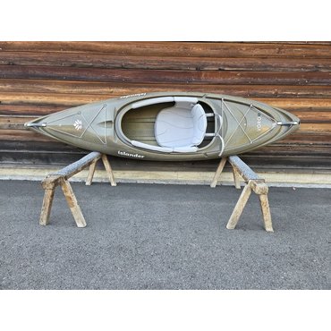 Islander Kayaks Voro S Rec Recycling-Kunststoff<br>
Dieses Kajak wird aus 100 % recyceltem Kunststoff hergestellt, wenn&nbsp;&nbsp;genug Material vorhanden ist. Da der Kunststoff eine Mischung aus all Farben ist, die Islander Kayaks produziet , hat jedes Kajak eine einzigartige Farbe und ein einzigartiges Muster.