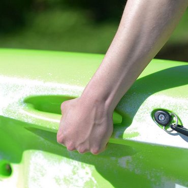 Islander Kayaks Calypso Sport Eingeformte seitliche Tragegriffe<br>
Seitliche Tragegriffe, mit denen du dein Kajak wie einen Koffer tragen und es leicht vom Dachgepäckträger deines Autos heben kannst.