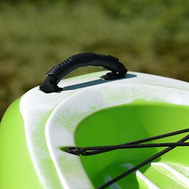 Islander Kayaks Calypso Sport Ergonomische Tragegriffe vorne und hinten<br>
Komfortable und rutschsichere Griffe vorne und hinten erleichtern das Tragen des Kajaks mit zwei Personen oder das Ziehen im Alleingang.