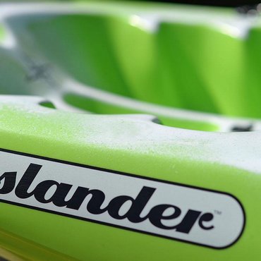 Islander Kayaks Calypso Sport Ergonomischer, integrierter Sitz<br>
Auch ohne die zusätzliche Schaumstoff-Rückenlehne lässt es sich bequem paddeln. Die Sitzfläche ist so geformt, dass du Halt und eine gute Sitzposition hast.