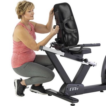 Tunturi E60R Signature Liegeergometer Immer die richtige Körperhaltung<br>
Da das Training auf dem E60-R im Sitzen durchgeführt wird, ist er mit einer festen und bequemen Rückenlehne ausgestattet. Sowohl die Rückenlehne als auch der Sitz sind in weiten Bereichen verstellbar, sodass Du immer in der besten Position sitzt. Die Rückenlehne ist aus bequemem, weichem Mesh gefertigt. Die Löcher im Material sorgen für eine gute Belüftung, auch dort, wo der Rücken die Rückenlehne berührt. Das verhindert, dass Du auch bei einem intensiven Training ins Schwitzen kommst. Der Sitz hat zwei Griffe für zusätzliche Stabilität. Diese haben integrierte Herzfrequenzsensoren, um die Herzfrequenz während des Trainings zu messen.<br>
