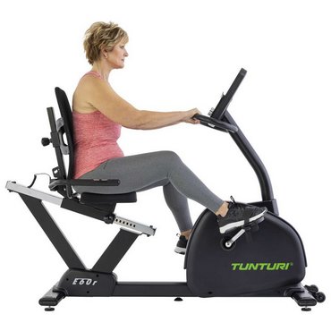Tunturi E60R Signature Liegeergometer Ideal für die Rehabilitation<br>
Bei einem Recumbent Bike führst Du das Training in einer sitzenden Position durch. Es wird daher auch als " Stuhlrad", "Liegerad" oder " Sitzfahrrad" bezeichnet. "Recumbent" bedeutet "nach hinten gelehnt". In dieser Position entlastest Du den Oberkörper und konzentrierst Dich mehr auf den Unterkörper. Das macht das E60-R zu einem guten Trainer für Menschen mit eingeschränkten motorischen Fähigkeiten oder Gefäßproblemen, für Menschen mit Übergewicht oder Rückenproblemen.<br>
