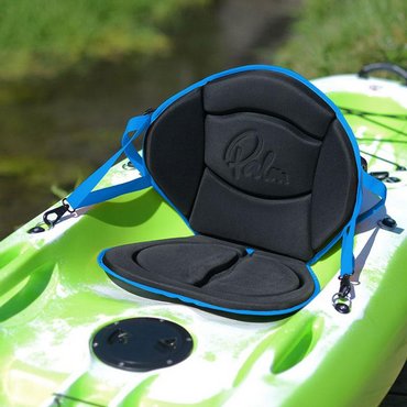 Islander Kayaks Calypso Sport Anpassbare Deluxe Rückenlehne<br>
Ein bequemer und stützender Schaumstoffsitz mit hoher Rückenlehne. Für den Transport leicht abnehmbar und einfach einzustellen. Lässt sich an den D-Ring-Befestigungspunkten auf dem Deck deines Bootes einrasten.