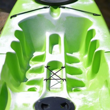 Islander Kayaks Calypso Sport Ergonomisch eingeformte Fussstützen<br>
Vier Fusspositionen mit Fersen- und Zehenstütze, damit sich alle Paddler*innen, ob gross oder klein, wohlfühlen und die Kontrolle behalten.