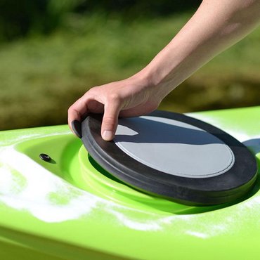Islander Kayaks Calypso Sport 10" Bugluke<br>
Eine wasserdichte Luke gibt dir Zugang zum Innenraum deinss Kajaks, so dass du alles mitnehmen kannst, was du auf deiner Reise brauchst.