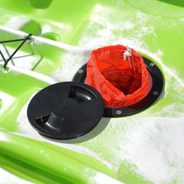 Islander Kayaks Calypso Sport 5" Schraubluke<br>
Die mittig positionierte Schraubluke ist beim Paddeln leicht erreichbar und verfügt über eine Innentasche, in der du deine Sachen gut verstauen kannst. Super für Snacks und Sonnencreme.