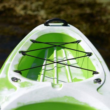 Islander Kayaks Calypso Sport Heck-Gepäckfach<br>
Verstaue deine Sachen direkt hinter dir im Gepäckfach. Das Gummiseil sorgt dafür, dass nichts verrutscht, und hält z.B. deinen Trockensack an Ort und Stelle.