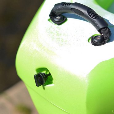 Islander Kayaks Calypso Sport Ablassstopfen<br>
Sollte sich Wasser im Inneren deines Sit-on-Tops ansammeln, kannst du es ablaufen lassen, indem du es einfach aufrecht stellst.