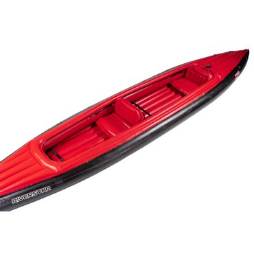 Grabner Riverstar Version 2026 <b>Mehr Stabilität und direkter Bootskontakt </b><br>
<b>Seitliches Luftverdeck</b><br>
<br>
Das seitliche Luftverdeck ist eine Besonderheit des RIVERSTAR. Es macht das Kajak spürbar stabiler und verbessert den Kontakt zum Boot. <br>
<br>
Das bringt dir klare Vorteile: <br>
<br>
<b>Mehr Stabilität im ganzen Boot</b><br>
Das Kajak verwindet sich weniger <br>
<br>
<b>Besserer Körperkontakt zum Boot</b><br>
Die Oberschenkel liegen stabil an, dadurch hast du mehr Kontrolle beim Paddeln <br>
<br>
<b>Sicheres Fahrgefühl</b><br>
Besonders bei Stromschnellen oder Wellen bleibt das Kajak gut beherrschbar <br>
<br>
<b>Schutz vor Spritzwasser</b><br>
Seitlich eindringendes Wasser wird reduziert <br>
<br>
<b>Einfacher Wiedereinstieg aus dem Wasser</b><br>
Die Form hilft beim Zurück-ins-Boot-Kommen 