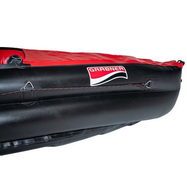Grabner Holiday XL <br>
Triangelbeschläge für Bootswagen<br>
<br>
Vier serienmässige Edelstahl Triangelbeschläge im Heckbereich ermöglichen die Fixierung eines Bootswagens oder sperrigen Gegenständen mit einem Gurt.