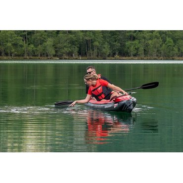 Grabner Riverstar Version 2026 <b>Sicheres Fahrgefühl auch bei Wellen </b><br>
<br>
<b>Maximale Kippstabilität </b><br>
Der RIVERSTAR ist das kippstabilste Kajak von GRABNER. <br>
<br>
• 90 cm Bootsbreite (+15 cm breiter als das HOLIDAY) <br>
• Grosse Seitenschläuche für hohe Stabilität <br>
• Sicheres Ein- und Aussteigen auch am Wasser <br>
• Ruhige und stabile Lage bei Wellen und bewegtem Wasser <br>
Durch die breite und flache Bauweise bleibt der RIVERSTAR jederzeit ruhig und kontrollierbar