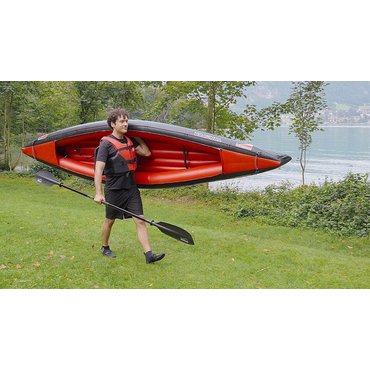 Grabner Tramper S <b>Handling & Aufbau</b><br>
Der Tramper lässt sich klein zusammen rollen – nur 50 × 40 × 20 cm und passt mühelos in jeden Kofferraum, Camper oder Bus. Als dein Immer-dabei-Boot ist er jederzeit bereit, wenn dich die Lust aufs Wasser packt.<br>
Einfach ausrollen, Sitz und Stemmbügel positionieren, aufpumpen – kein kompliziertes Gestänge. In nur vier Minuten ist der Tramper S startklar – schneller geht’s kaum.<br>
Mit dem Überdruckadapter pumpst du das Schlauchkajak auf den optimalen Betriebsdruck. Seine Luftkammern sind hart und stabil, damit du einen angenehmen Fahrkomfort hast – ganz ohne Durchhängen.<br>
Und dank des geringen Gewichts trägst du mich locker mit einer Hand bis ans Wasser.