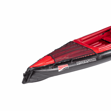 Grabner Riverstar Version 2026 Gepäck sicher verstaut und schnell griffbereit <br>
Der RIVERSTAR bietet durchdachte Gepäcklösungen für Touren. <br>
Praktische Bug/Heck-Tasche (Optional)<br>
• Wasserdichter Reissverschluss für einfachen Zugriff auf alle Gegenstände <br>
• Schnell ein- und aushängbar – ideal, um Gepäck vom Boot zum Zeltplatz zu nehmen <br>
Bug/Hecknetz: Kleinteile griffbereit (Optional)<br>
• Netze für Kleinteile, die während der Fahrt erreichbar bleiben sollen <br>
Innen-Rollsack (Optional)<br>
• Spitz zugeschnitten<br>
• Nutzt den verfügbaren Raum im Boot optimal aus <br>
Sichere Befestigung im Heckbereich<br>
• Vier Edelstahl-Triangel-Beschläge am Heck <br>
• Geeignet für Bootswagen oder sperrige Ausrüstung <br>
So bleibt dein Gepäck klar organisiert – sicher verstaut und jederzeit gut erreichbar. <br>
<br>
