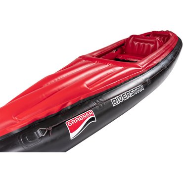 Grabner Riverstar Version 2026 <b>Praktische Multifunktionsleine & Bootswagen-Beschläge </b><br>
Die neue Multifunktionsleine verläuft entlang des Bootes und bietet viele Befestigungsmöglichkeiten. <br>
<br>
<b>Vorteile: </b><br>
• Spritzdecke einfach einhaken<br>
• Rollsäcke an jeder Position am Boot fixieren<br>
• Festhalten am Boot im Wasser und am Ufer <br>
<br>
Vier Triangel-Beschläge serienmässig am Heck: <br>
<br>
• Stabile Befestigung für Bootswagen am Heck <br>
• Fixierung von grösserer Ausrüstung<br>
• Aus salzwasserbeständigem Edelstahl <br>
Wichtig:<br>
Die Multifunktionsleine ist nicht zum Tragen des Bootes geeignet<br>
Zum Tragen gibt es eigene <b>Tragegriffe an Bug und Heck</b>