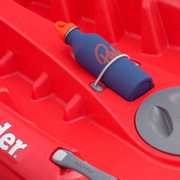 Islander Kayaks Koa Sport Flaschen-/Zubehörhalter<br>
Hier kannst du mit einer Gummischnur z.B. eine Wasserflasche befestigen, die sich beim Paddeln leicht erreichen lässt.