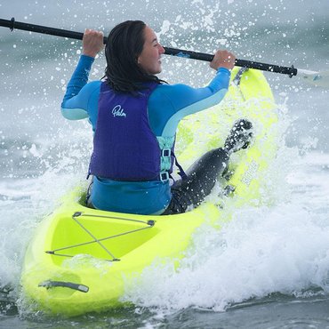 Islander Kayaks Koa Sport Zum Surfen gemacht<br>
Der Bug des Koa springt über Wellen und schneidet durch kabbeliges Wasser. In der Brandung wird das Wasser schnell vom Deck abgeleitet, sodass du immer die Kontrolle behältst.