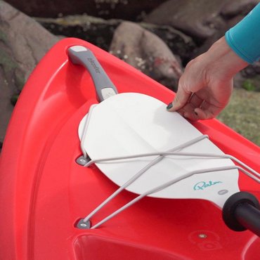 Islander Kayaks Koa Sport Paddelhalterung<br>
Mit dem elastischen Gummiseil vorne am Koa kannst du dein Paddel einfach verstauen oder einen Trockensack transportieren.