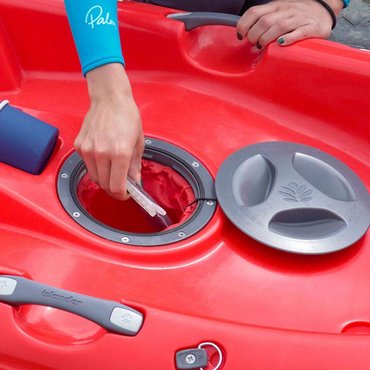 Islander Kayaks Koa Sport 6" Schraubluke<br>
Die mittig positionierte Schraubluke ist beim Paddeln leicht erreichbar und verfügt über eine Innentasche, in der du deine Sachen gut verstauen kannst. Super für Snacks und Sonnencreme.