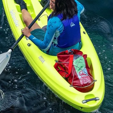 Islander Kayaks Koa Sport Heck-Gepäckfach<br>
Verstaue deine Sachen direkt hinter dir im Gepäckfach. Das Gummiseil sorgt dafür, dass nichts verrutscht, und hält z.B. deinen Trockensack an Ort und Stelle.